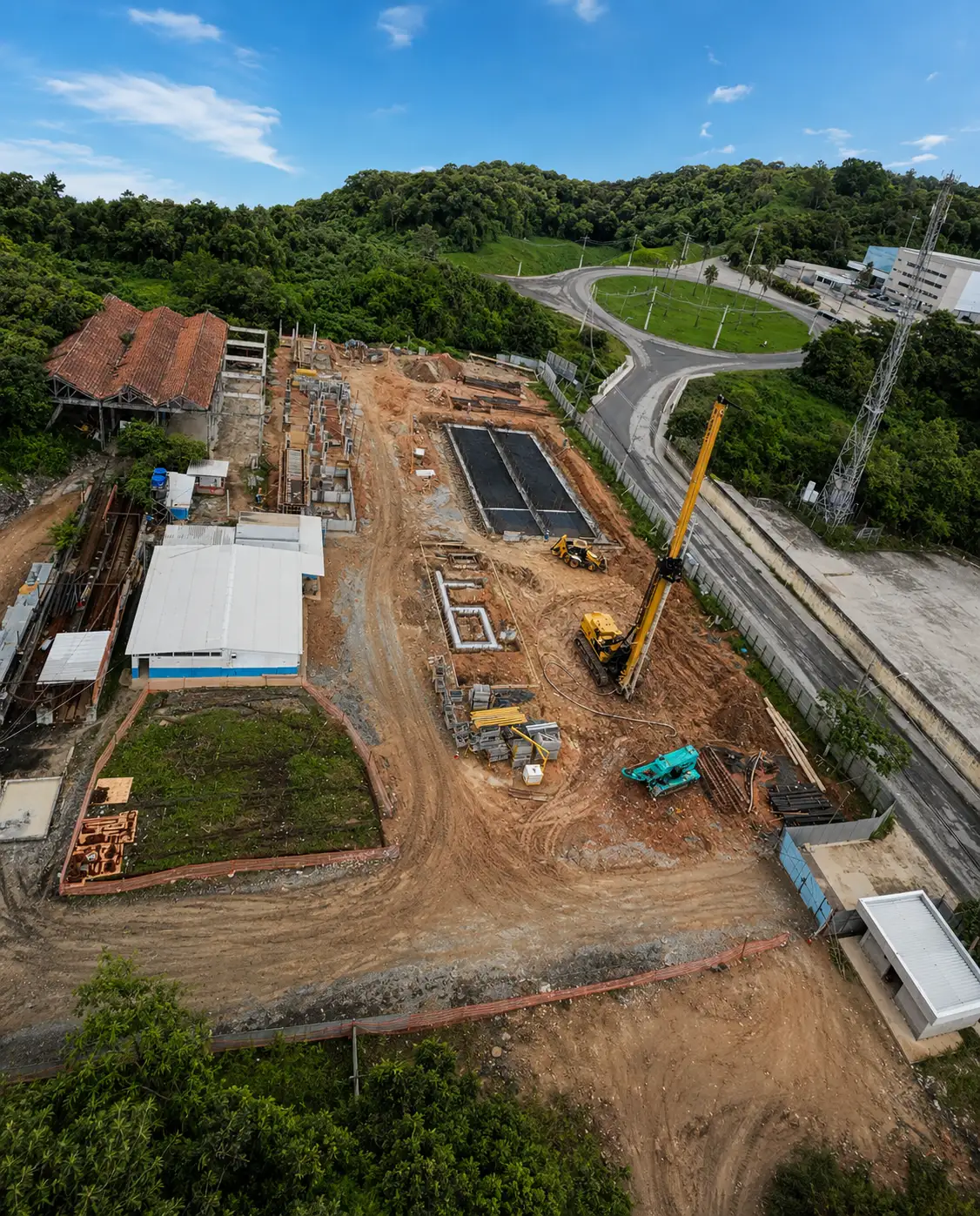 Imagem de preview da obra em construção da ANDS Construtora em Cajamar, mostrando canteiro de infraestrutura com máquinas e etapas em execução.